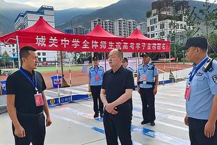 记者：津门虎新援王献钧脚部还有些小问题，今日在队医照看下单练